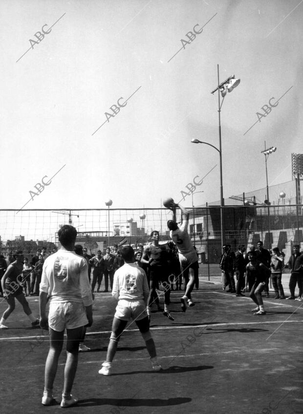 Partido de voleibol en los Juegos Nacionales Escolares Jugados en el campo de...