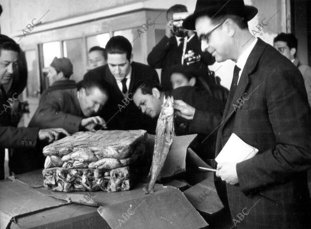 Llegada del pescado a las lonjas del mercado de Puerta de Toledo, en cajas de...