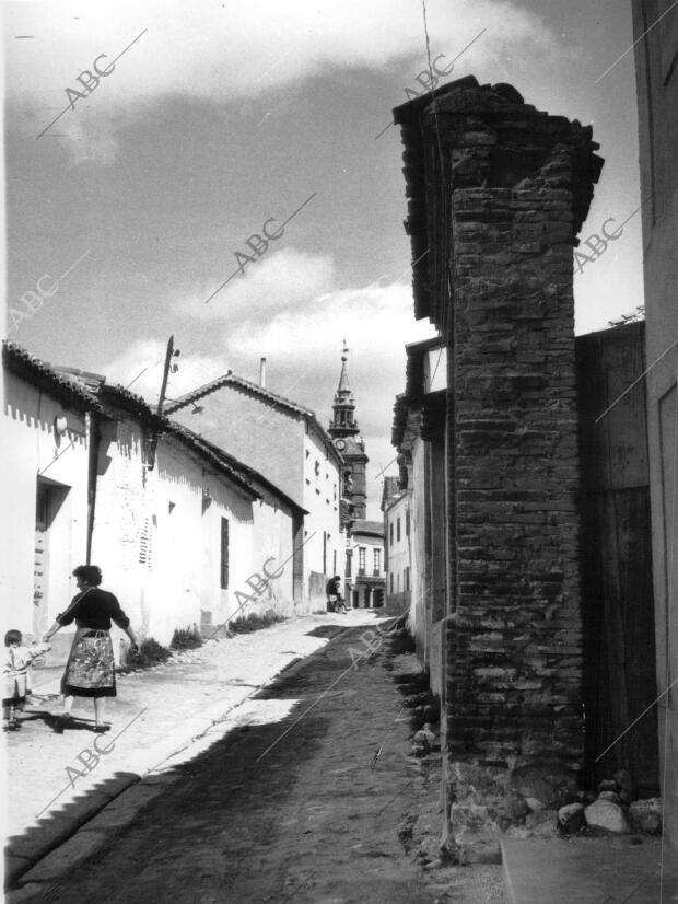 Una calle de Navalcarnero. Al fondo la torre de la Iglesia