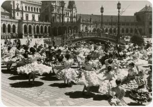 Muchachas bailando sevillanas en la plaza de España