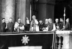 Pablo VI saluda tras haber sido elegido Papa