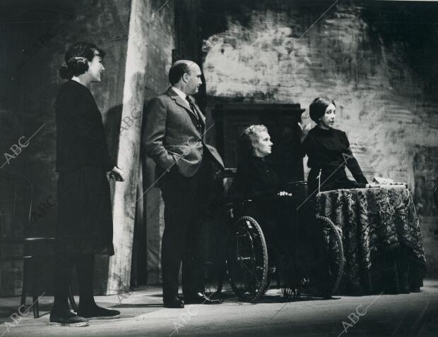 Amparo Baró, Guillermo Marín, Isabel Pallarés y María del Carmen Prendes, en una...