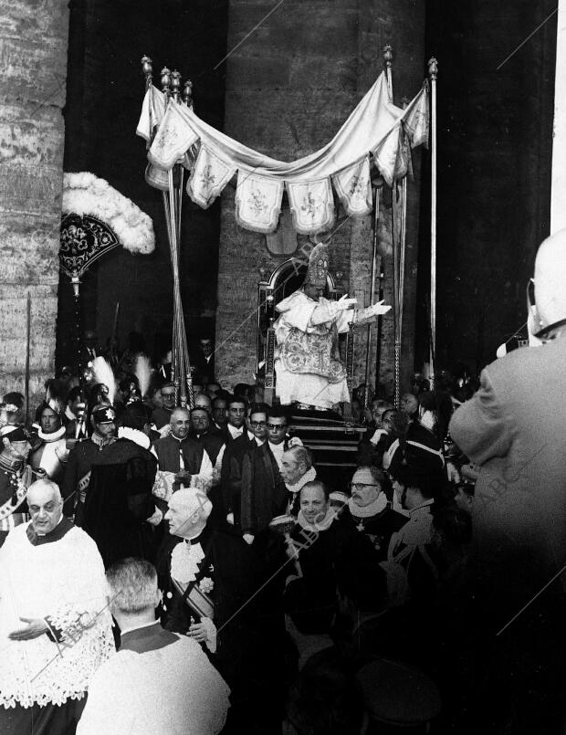 Solemne ceremonia en la plaza de san Pedro por la coronación del papa Pablo Vi