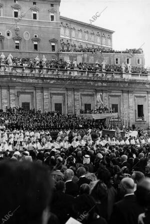 Coronacion papa Pablo Vi. Numerosísima público que Llenó Tambien las Terrazas...