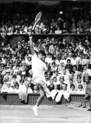 Manolo Santana durante el partido de Cuartos de final del torneo de Wimbledon...