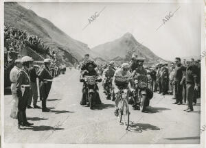 Federico Martín Bahamontes a su paso por el Puy de Dome