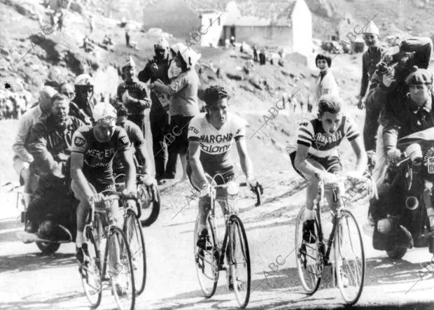 En la imágen tres corredores históricos del Tour subiendo el Tourmalet