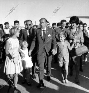 Llegada al aeropuerto de Barajas de Alfredo Di Stéfano, donde le Esperaban su...