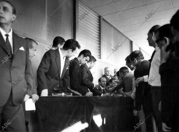 Conferencia de prensa que Celebró Alfredo Di Stéfano, sentado junto A don...