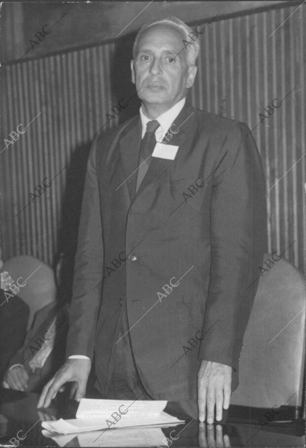 El doctor don severo Ochoa, premio Nobel de medicina en 1959, Preside ...
