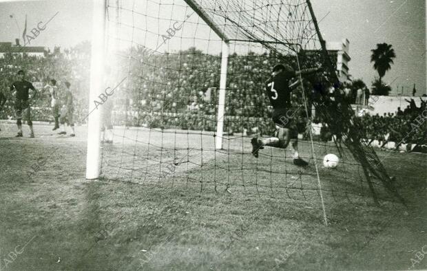 Partido Betis-Sevilla de Liga correspondiente a la temporada 1963-64, jugado en...