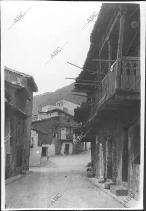 Una calle del Pueblo, con los Típicos Balcones