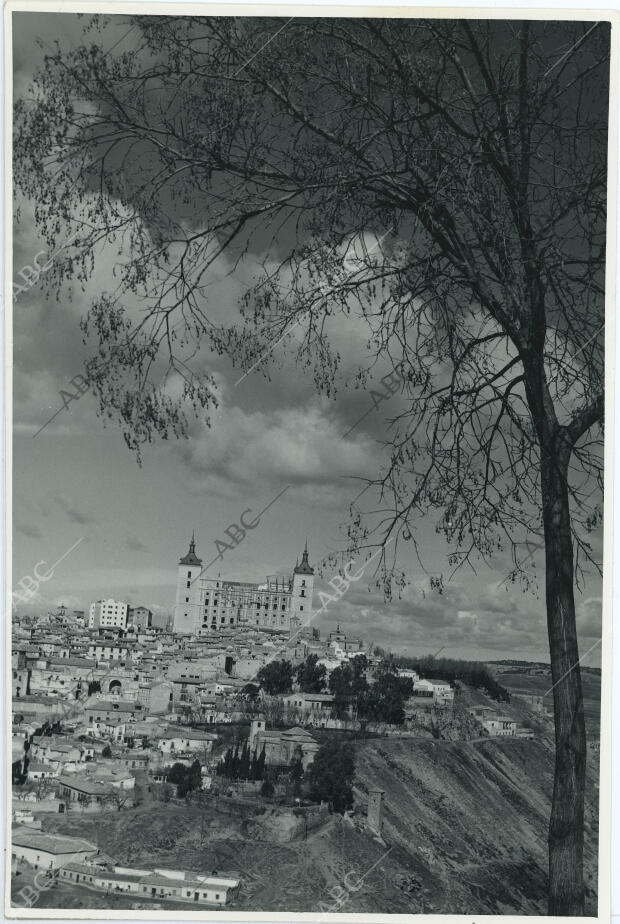 La ciudad de Toledo con el Alcazar en un avanzado estado de reconstrucción