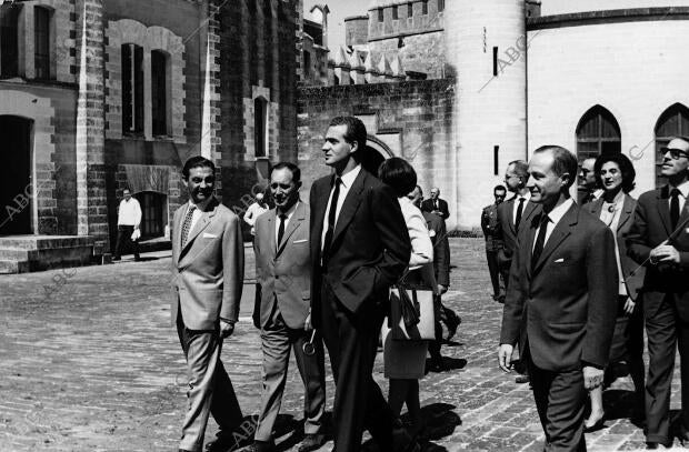 En la Imagen, don Juan Carlos visita el castillo de Almodóvar del río