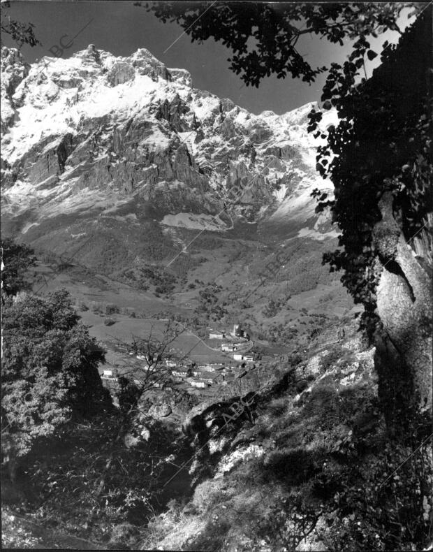 Vista del pueblo Mogrovejo y del macizo oriental de los Picos de Europa...