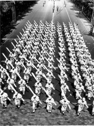 Los Esquiadores en el desfile de la victoria de 1964, en el que se Conmemoraron...