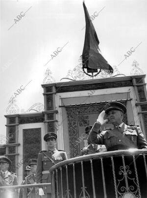 Franco Observando el desfile junto al príncipe don Juan Carlos, en el desfile de...