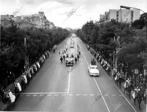 Franco, Escoltado por la guardia Mora, llega al desfile de la victoria de 1964