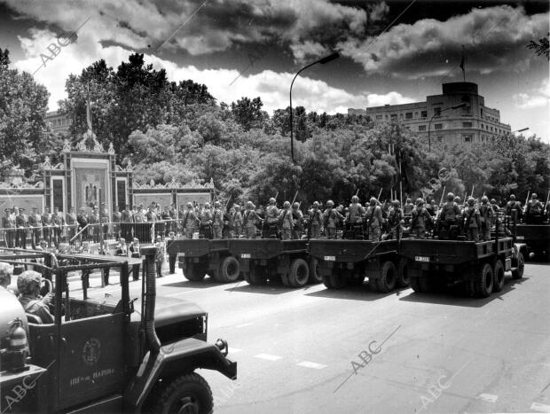 El desfile frente A la tribuna de Franco
