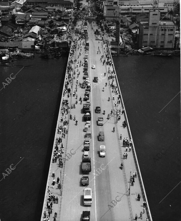 Vista de pájaro del puente que cruza la ciudad de Niigata donde Puede Verse al...