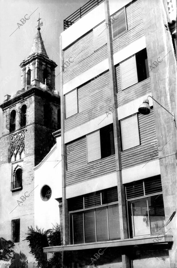 Calle Feria, torre y fachada principal de Omnium Sanctorum