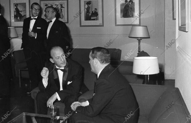 Al Fondo, don Rafael Gongora y don Jose Calvillo, de la Redaccion de Abc