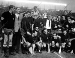 El partido se celebró en el Estadio Santiago Bernabéu y acabó con el resultado...