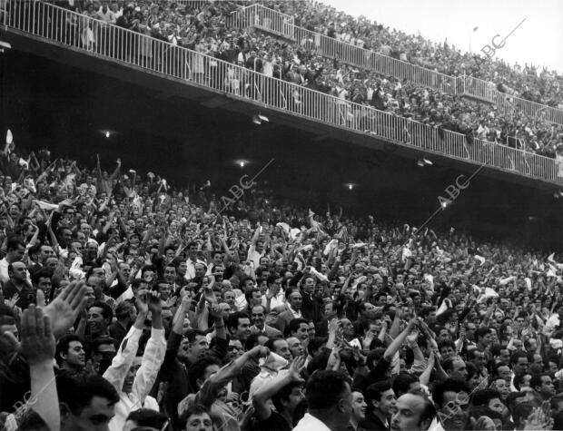 El partido se celebró en el Estadio Santiago Bernabéu y acabó con el resultado...