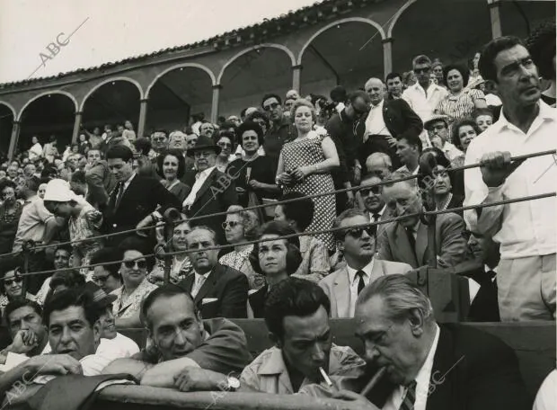 Los entonces príncipes Don Juan Carlos y Doña Sofía en una corrida de Toros en...