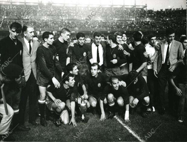 Los jugadores José Ángel Iribar, Feliciano Rivilla, Isacio Calleja, Ignacio...