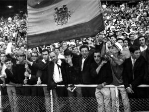 El partido se celebró en el Estadio Santiago Bernabéu y acabó con el resultado...