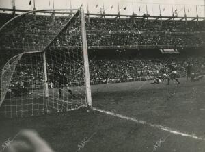 Final de la copa de Europa disputada en el estadio Santiago Bernabéu entre las...