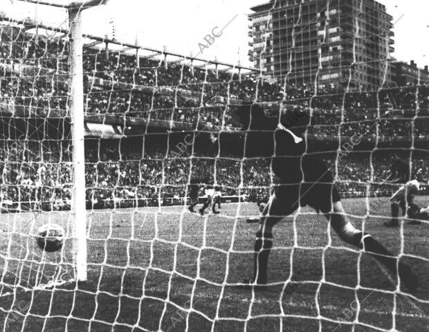 Final de la copa de Europa disputada en el estadio Santiago Bernabéu entre las...
