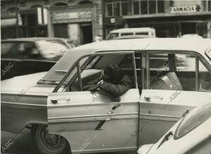 Un chofer duerme en la parte de atrás del coche