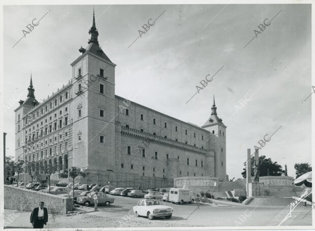Vista del exterior del Alcázar, con el parking