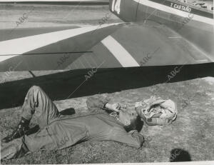 Tomás Castaño descansa junto a su avión momentos antes de la competición