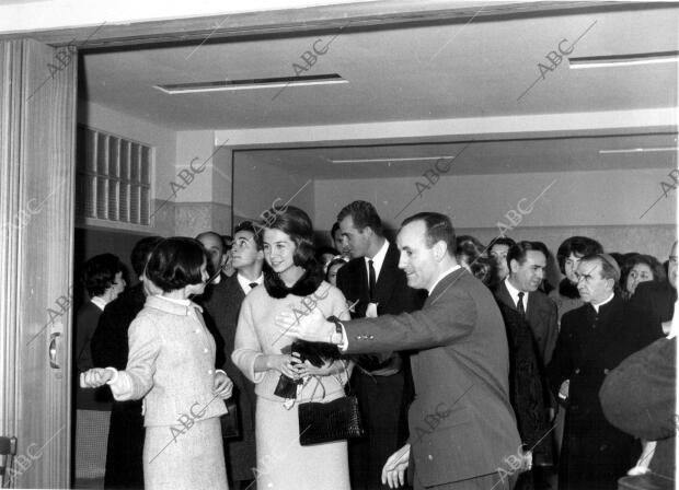 Los Príncipes don Juan Carlos y doña Sofía Inauguran el hogar Infantil "Dolores...