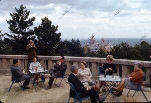 (C.A.). Personas en una terraza en El Escorial