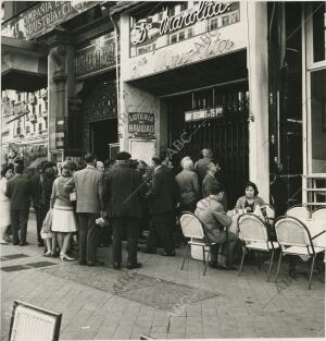 Personas haciendo cola frente a la Administración de lotería de Doña Manolita