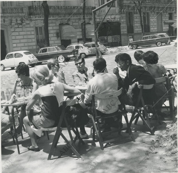 Personas tomando algo en una terraza de verano en la calle de Serrano de Madrid