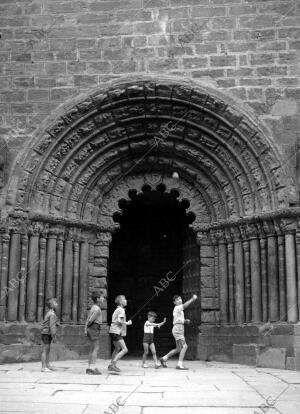 Niños Jugando en el pórtico de la iglesia Románica de Santiago en puente de la...