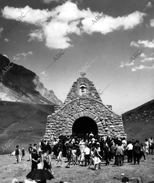 Vista de la ermita de la Virgen de la salud cerca de la Peña vieja de