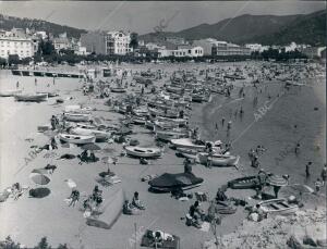 Playa de Torssa de mar llena de Bañistas