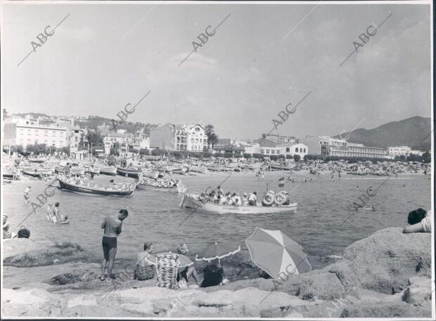 Playa de Tossa de mar tomada por los Bañistas