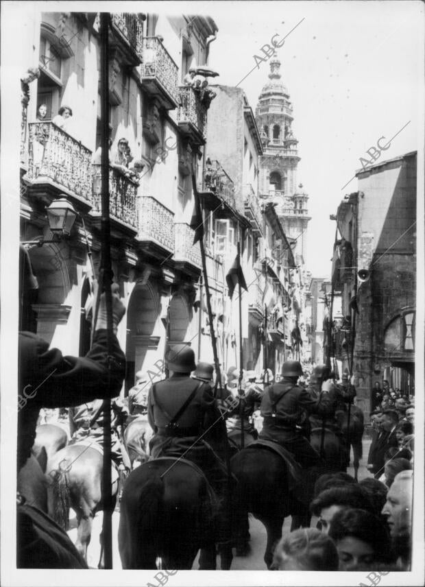 Aspecto de la peregrinación del ejército A su paso por la rúa del villar...