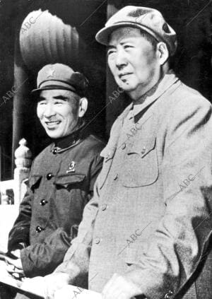 En la imagen Aparecen Mao Tse Tung y Lin Piao