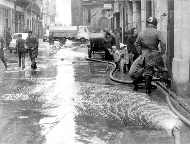 La furia del mar alcanzó la parte vieja de la ciudad, donde los bomberos...