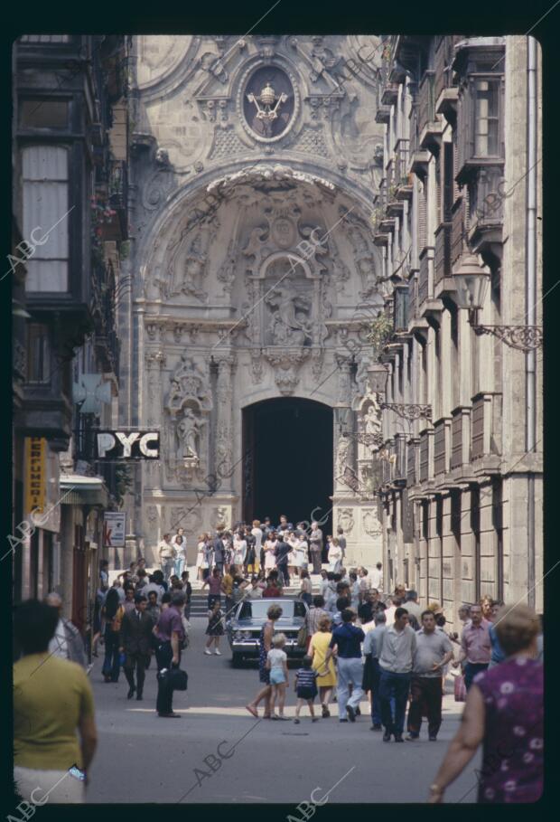 Calle Mayor, al fondo la portada de la Basílica de Santa María del Coro, con la...