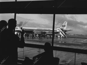 Lisboa (Portugal), 1965 (Ca.) Aeropuerto de Portela, inaugurado en 1940 y...