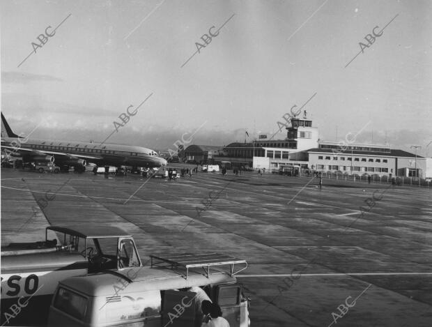 Lisboa (Portugal), 1965 (Ca.) Aeropuerto de Portela, inaugurado en 1940 y...